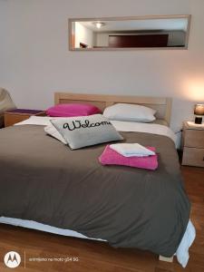 1 dormitorio con 2 camas y toallas rosas. en Hostel Lega House, en Osijek