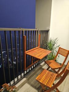 einen Balkon mit einem Holztisch und 2 Stühlen in der Unterkunft Anna House Homestay in Kim Quan