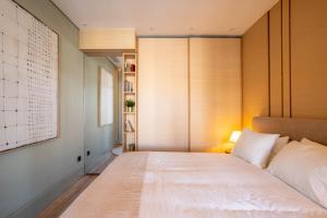 a bedroom with a large bed in a room at Riverside Oasis by LovelyStay in Vila Nova de Gaia