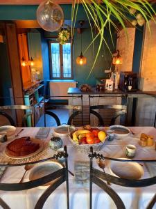 A restaurant or other place to eat at Aux quatre coins du monde