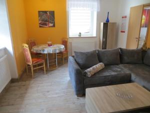 - un salon avec un canapé et une table dans l'établissement Ferienwohnung Beck Schneeberg, à Schneeberg