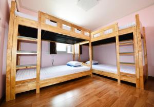 Dviaukštė lova arba lovos apgyvendinimo įstaigoje Gyeongju Namu Guesthouse