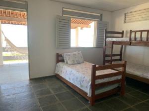 - une chambre avec 2 lits superposés et une échelle dans l'établissement Casa de frente para o mar (Front beach house), à Cabedelo