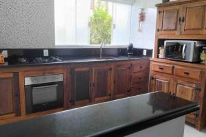 Η κουζίνα ή μικρή κουζίνα στο Casa com piscina no interior em condomínio fechado +9 φωτογραφίες