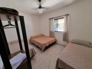 a bedroom with two bunk beds and a window at Casa nova e confortável próxima ao Santuário in Aparecida