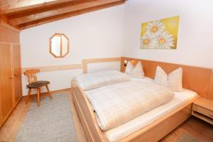 una camera con letto e struttura in legno di Dammerer Hof a Ruhpolding