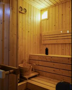 uma sauna de madeira com uma banheira e uma janela em Vila Marija HP em Han Pijesak