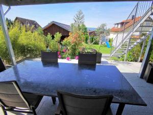 una mesa azul y sillas en un patio en BlauerSeestern, Ferienwohnung in Allensbach, en Allensbach