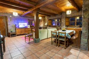 Casa Rural Anita في Cabrillanes: مطبخ مع طاولة وكراسي في غرفة