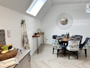 a kitchen and dining room with a table and chairs at Lobster House - Newquay Cornwall in Newquay