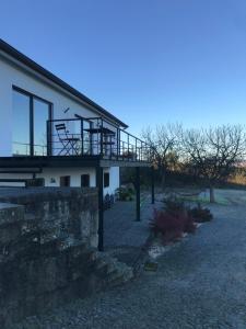 ein Haus mit einem Balkon an der Seite in der Unterkunft Casa Nova in Guimarães