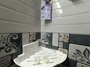 uma cozinha com um fogão e um lavatório em Trendz service apartments em Chennai