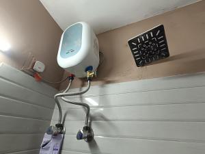Hay un secador de pelo en la esquina de una habitación. en Trendz service apartments, en Chennai