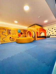 une chambre avec une piste de danse bleue et un canapé jaune dans l'établissement Apartamento 3 Habitaciones, Edificio Airali, Zona 10, Avellino, à Guatemala
