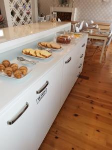 - un comptoir de cuisine avec du pain et des viennoiseries dans l'établissement R3 Service - Five Senses in Coimbra, à Coimbra