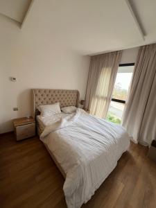 Un dormitorio con una cama grande y una ventana en Prestigia murcia 4 en Rabat