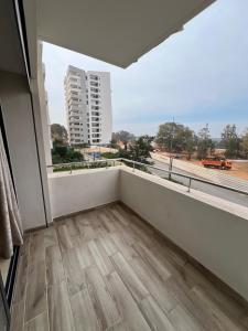 un balcón vacío con vistas a un edificio en Prestigia murcia 4 en Rabat