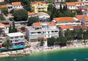 an aerial view of a beach with people and buildings at Apartments Vesna in Gradac