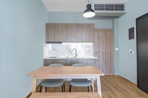 eine Küche mit einem Holztisch und einigen Stühlen in der Unterkunft Arachova's Experience M2 in Arachova