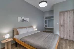 een slaapkamer met een bed en een houten deur bij Arachova's Experience M2 in Arachova