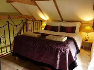 ein Schlafzimmer mit einem großen Bett in einem Zimmer in der Unterkunft Badger Cottage at Alde Garden in Saxmundham