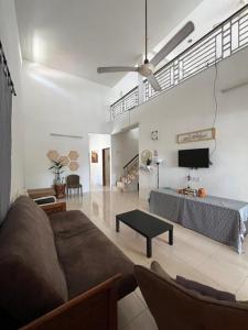 een woonkamer met een bank en een tafel bij Solehah Homestay in Seri Iskandar