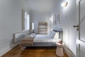 een witte slaapkamer met een bed en een toilet bij Nomad's Family - 3BDR Charming Hideout Porto in Porto