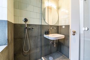 een badkamer met een douche en een wastafel bij Nomad's Family - 3BDR Charming Hideout Porto in Porto