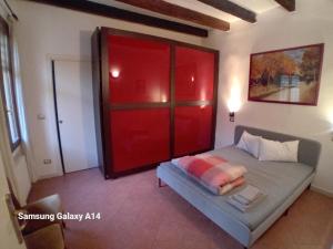 ボローニャにあるPanigale90の赤いキャビネットとベッド付きのベッドルーム1室