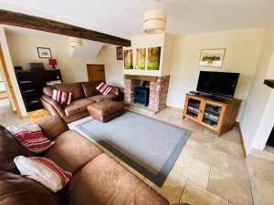 Rytonにある2 Bed in Shrewsbury 47795のソファと暖炉のあるリビングルーム