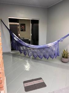 a living room with a blue hammock in a room at Confortável APTO em Boa Vista. in Boa Vista