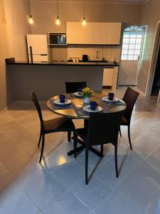 a table and chairs in a room with a kitchen at Confortável APTO em Boa Vista. in Boa Vista