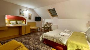 pokój hotelowy z łóżkiem i lustrem w obiekcie HOTEL - Pałac Słonowice w mieście Brzeżno +37 zdjęć