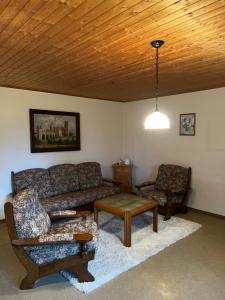 Ein Sitzbereich in der Unterkunft Haus Burga