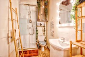 a small bathroom with a toilet and a sink at La Casa Bella — Parking privé & vue sur l'abbaye in Caen