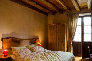 een slaapkamer met een bed en een raam bij Agriturismo il posto delle fragole in San Giovanni Bianco