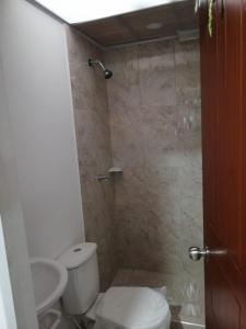 y baño con aseo, lavabo y ducha. en Habitación Privada y Confortable cerca a Centro Mayor y al Centro Histórico, en Bogotá