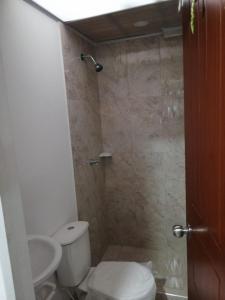un bagno con wc, lavandino e doccia di Habitación Privada y Confortable cerca a Centro Mayor y al Centro Histórico a Bogotá