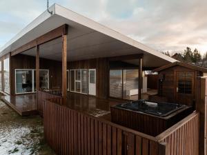 una casa con vasca idromassaggio su una terrazza di Golden Circle Villa - Hot Tub & Sauna a Flúðir