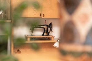 une machine à coudre sur une étagère dans une cuisine dans l'établissement Nonna Natalia, à Arco