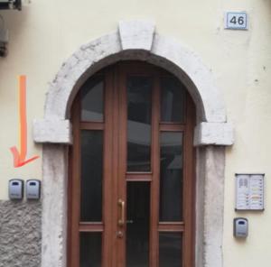 una porta per un edificio con un arco sopra di esso di Casa Cele a Garda