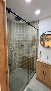 a bathroom with a shower and a sink at Living para 2 personas, Apartaestudio - Santa Bárbara, Bogotá in Bogotá