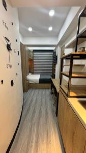 Cette petite chambre comprend un lit et un bureau. dans l'établissement Living para 2 personas, Apartaestudio - Santa Bárbara, Bogotá, à Bogotá