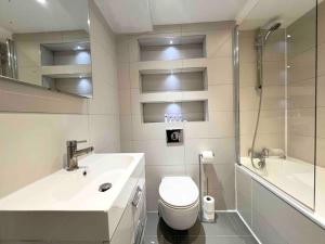 ein Bad mit einem WC, einem Waschbecken und einer Dusche in der Unterkunft 1 Bed Apartment moments from Kings Cross Station! in London
