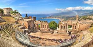 an amphitheater with a view of a body of water at Il Melograno in Gaggi