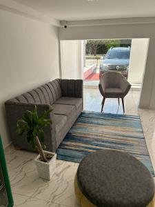 een woonkamer met een bank en een stoel bij Hotel Lago Boutique in Cartagena