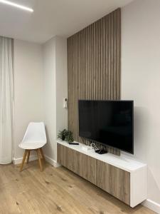 un soggiorno con una TV a schermo piatto su un mobile di Port View Apartment 2 a Durrës