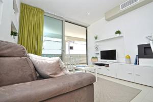 uma sala de estar com um sofá e uma televisão em Suite Gallipoli con vista mare da 4 posti e wifi em Gallipoli