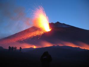 Matahari terbit atau terbenam yang dilihat dari apartmen atau berdekatan