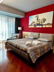 sypialnia z dużym łóżkiem z koniem na ścianie w obiekcie Appartamento Moderno Torino San Salvario w Turynie